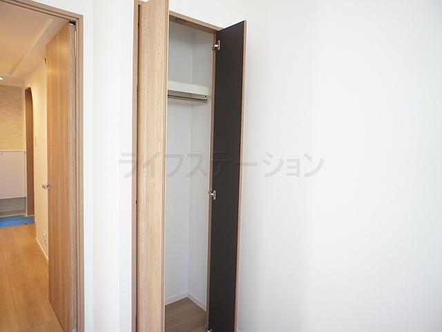 Receipt. Storage space in the room