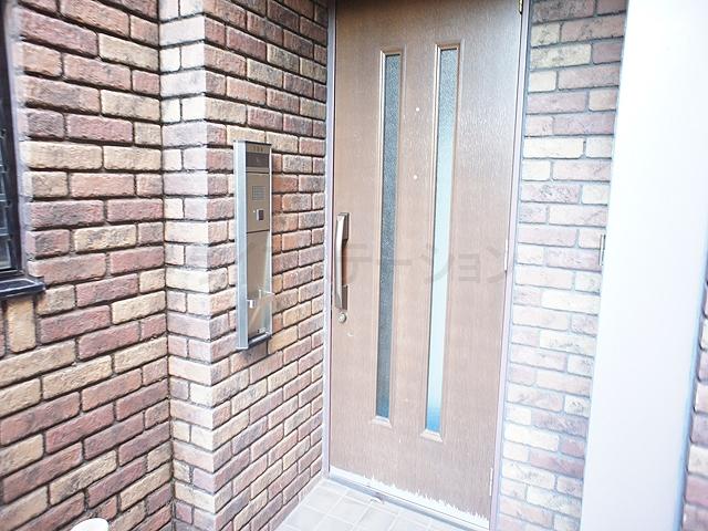 Entrance. Local (November 19, 2013) Shooting