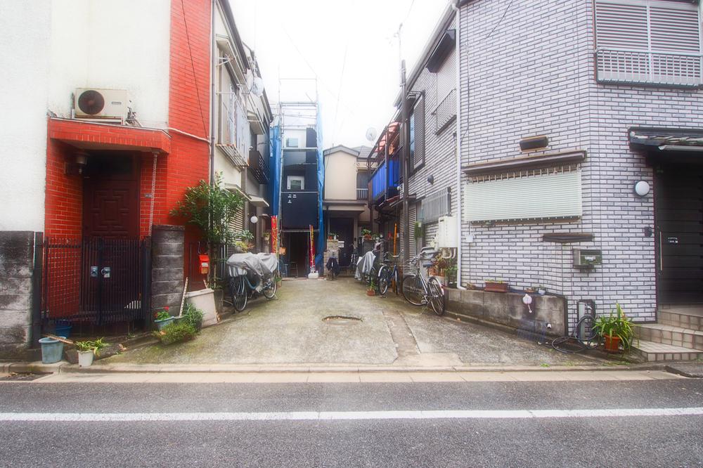 Local photos, including front road. Local (11 May 2013) Shooting