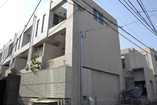 Local appearance photo. May 2010 is a low-rise apartment on the ground three floors underground 1-story Built.