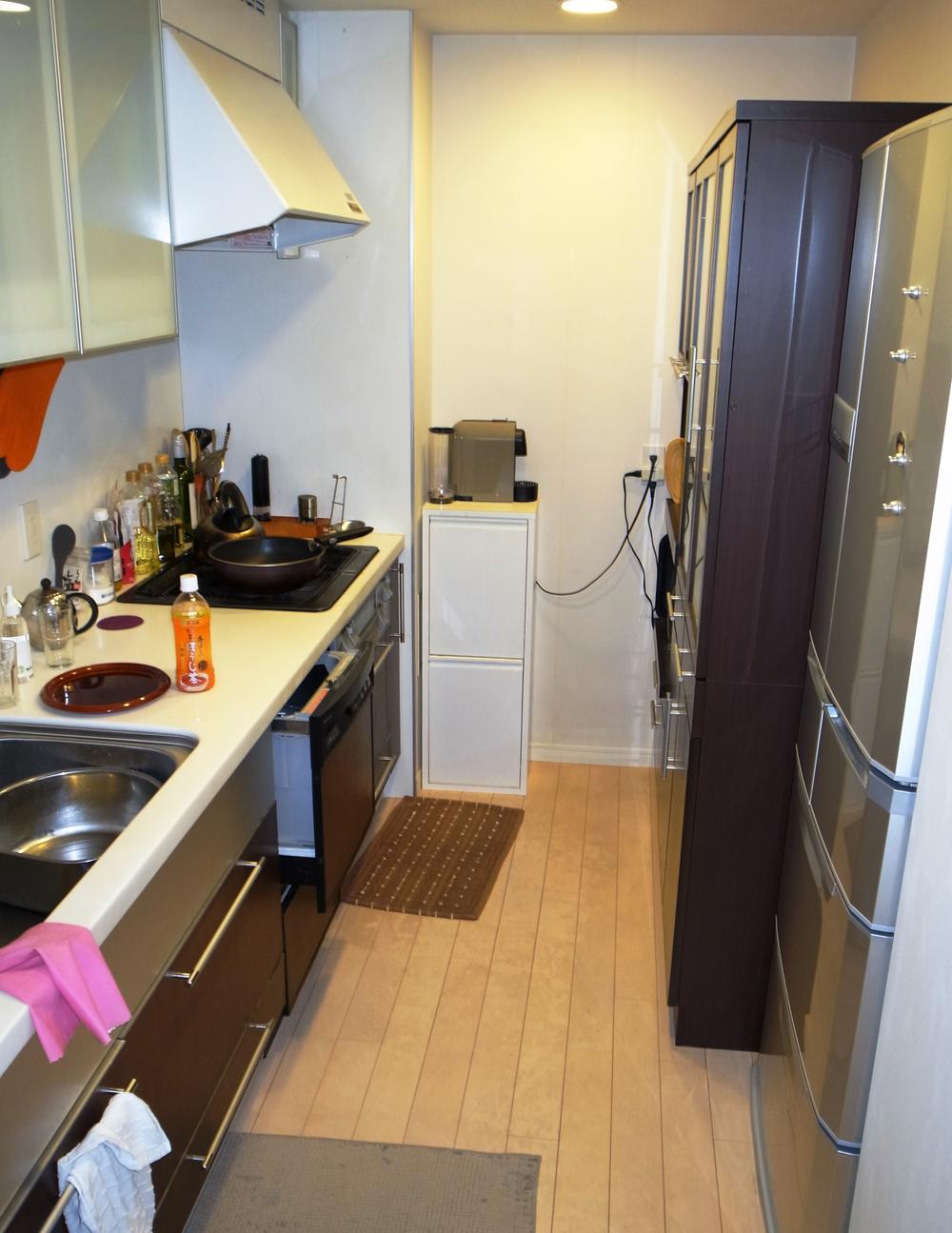 Kitchen. Local (11 May 2013) Shooting