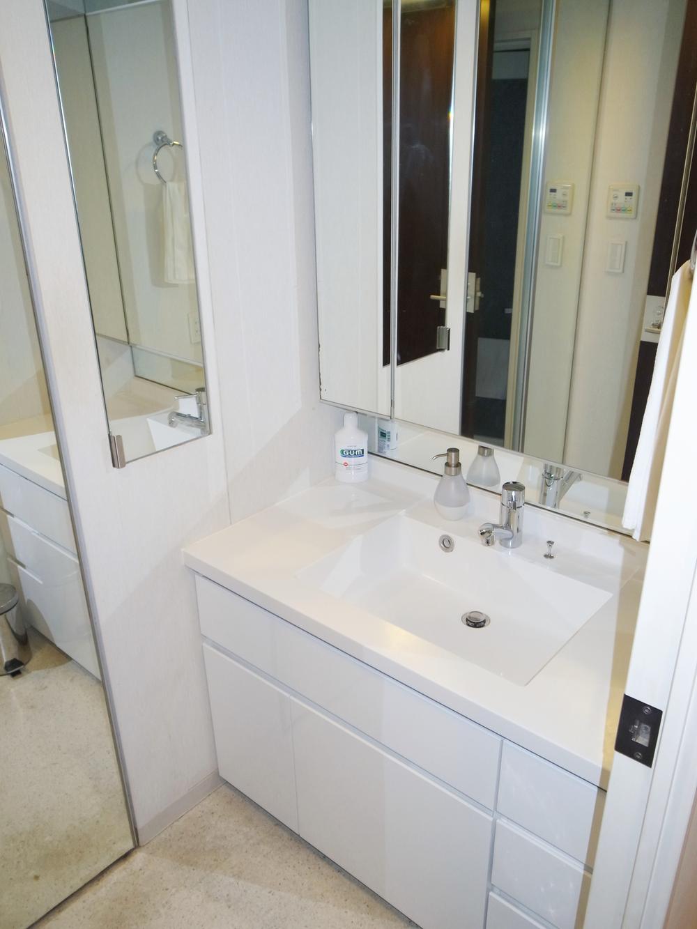 Wash basin, toilet. Local (11 May 2013) Shooting