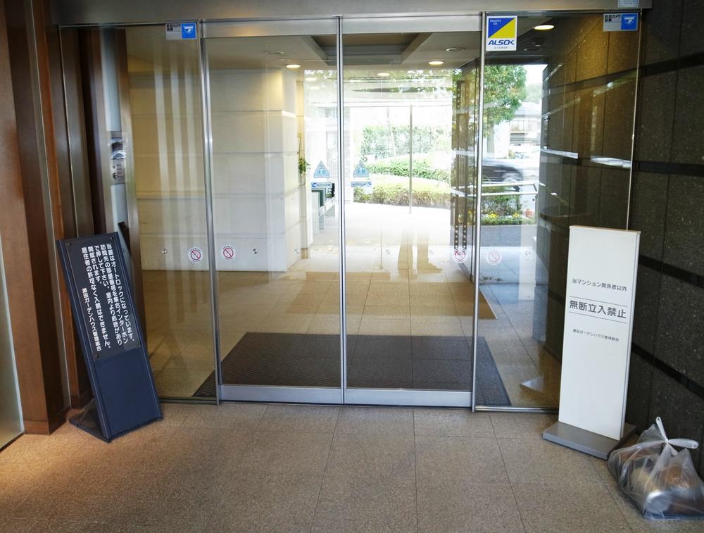 Entrance. Common areas