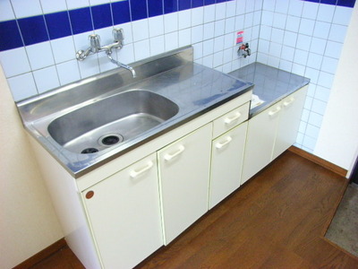 Kitchen. Two-burner gas stove can be installed ☆