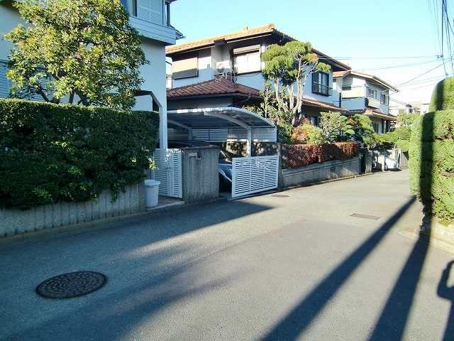 Local photos, including front road. Quiet living environment