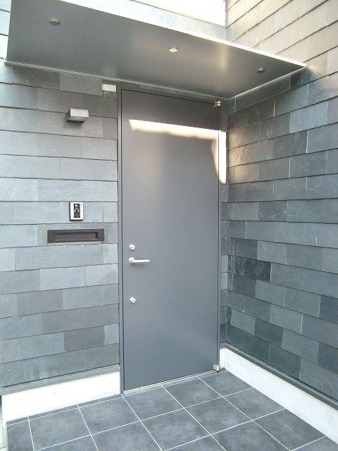 Entrance. Example of construction