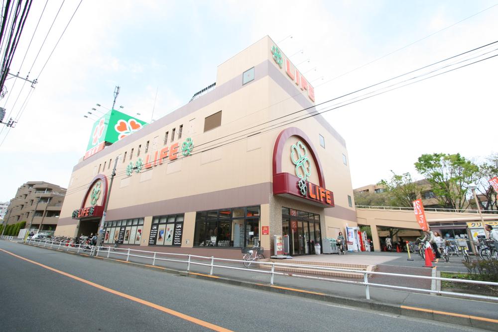 Supermarket. 1000m to life