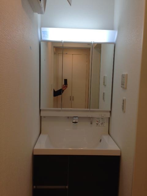 Wash basin, toilet. LIXIL La rose tree dresser ST W750