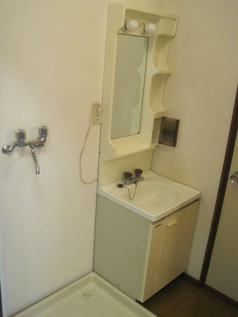 Washroom. Independent wash basin.