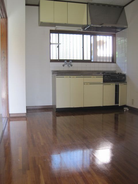 Living and room. 5 Pledge more dining spread.