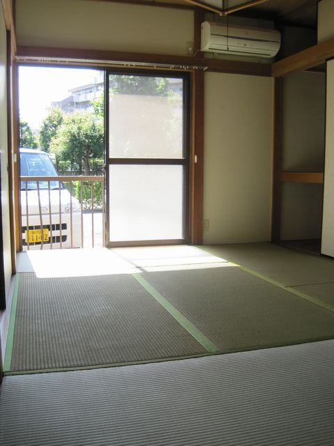 Living and room. The air-conditioned Japanese-style room 6 quires.