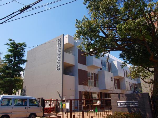 Primary school. Karasuyamakita until elementary school 960m