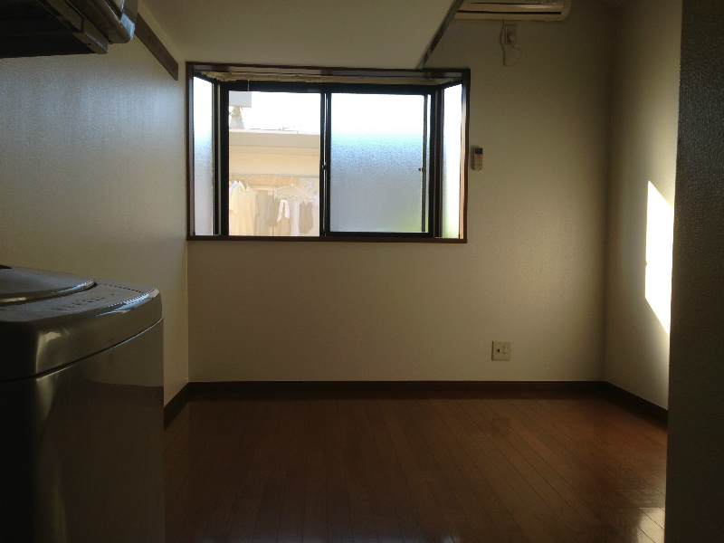 Living and room.  ☆ Day is good.  ☆