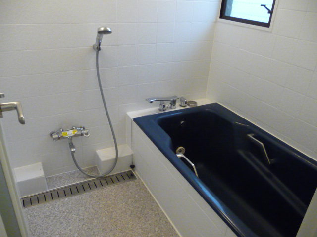 Bath. Bathroom that can stretch the legs!