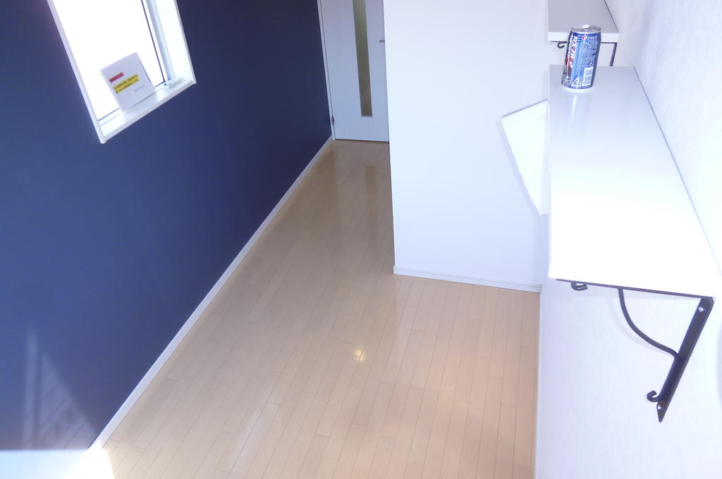 Living and room. Accent Cross