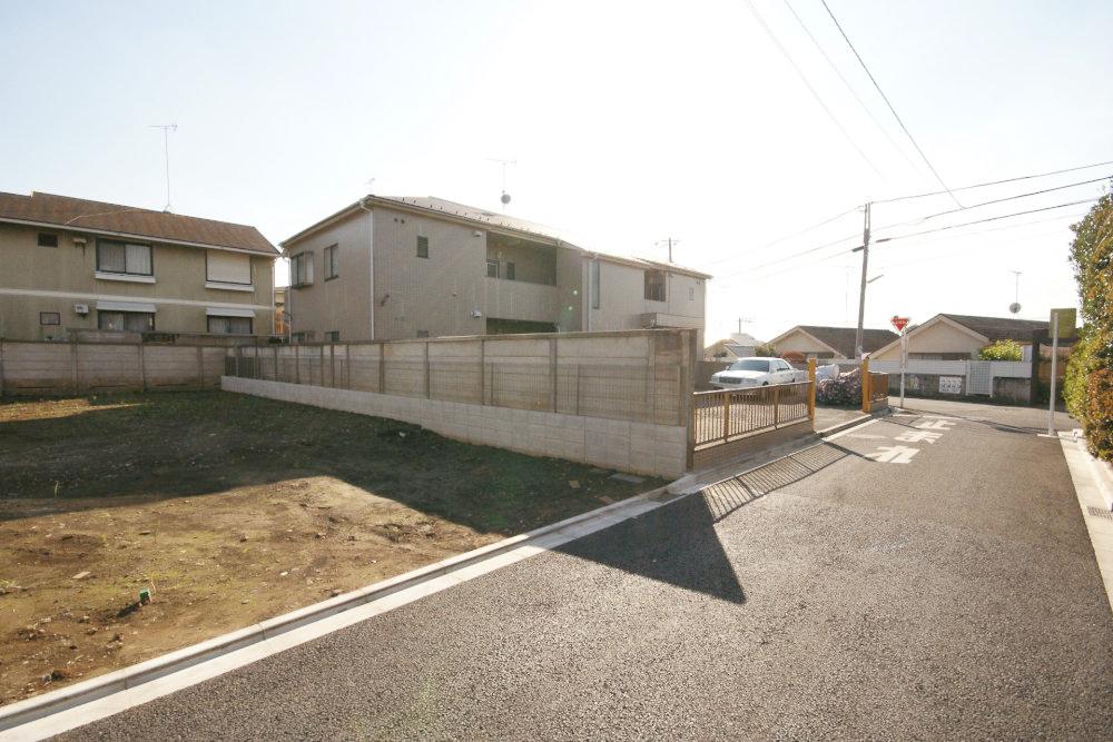 Local photos, including front road. It is also neat front road. 