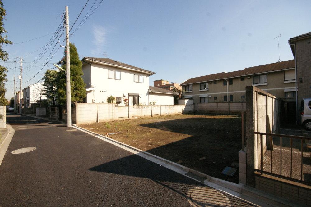 Local photos, including front road. Since the street of your car is also a place, It is also safe and out of the day-to-day car. 