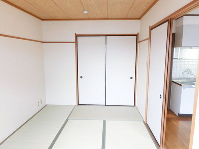 Living and room. There is also a room of Nagomeru Japanese-style room