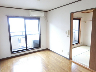 Other room space. Open the door of the neighbor of the Japanese-style room can also be used to open