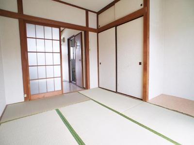 Living and room. Large storage attractive ☆ Old-fashioned closet type is excellent storage capacity