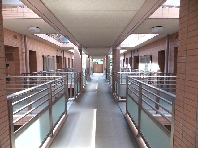 Other common areas. Air corridor, which was as much as possible reduce the mounting surface of the common hallway and each room