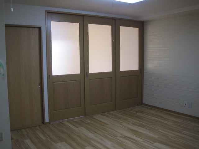 Living and room. Floor is the entire Shiraki tone floor tile