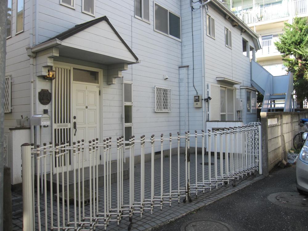 Local photos, including front road. Local (10 May 2013) Shooting