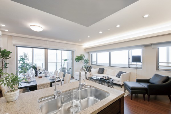 Wide sash is provided on the two sides, Open living ・ dining. Taste is also a sense of unity with the open kitchen