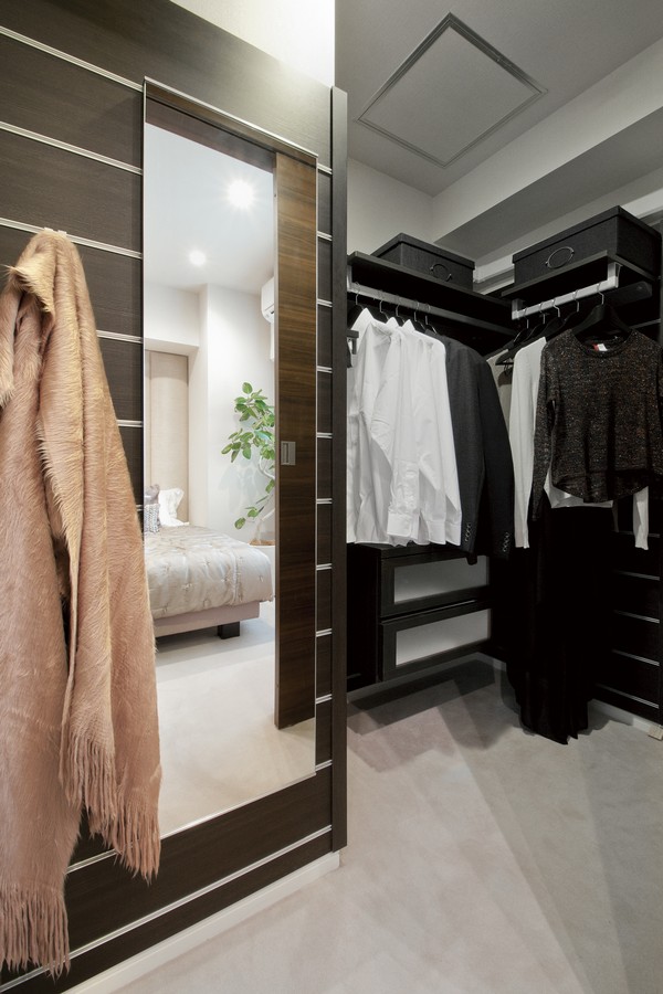 Directions to the model room (a word from the person in charge)