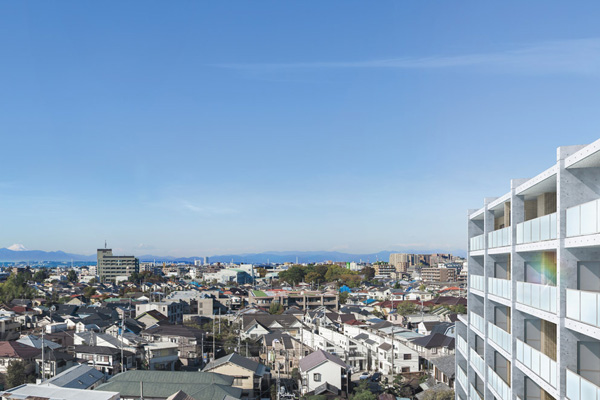 Shared facilities.  [Panoramic View] To open panoramic views of everyday scenes that were covered in the wide empty high-rise floor. Landscape from the windowsill is, Enlightenment that can be a state in which the change gradually from among the homes and premises by the course and seasonal time, It brings the richness and moisture to the daily life. (Exterior CG) ※ In fact a somewhat different in those synthesized processed Exterior CG to view photographs of the south-west direction from the ninth floor building of about 60m from the site (November 2012 shooting).