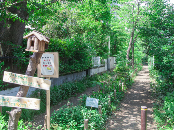 Surrounding environment. About 180m from the small diameter of Funabashi (local Sakura Garden ・ 3-minute walk / About 250m from local maple Garden ・ 4-minute walk)