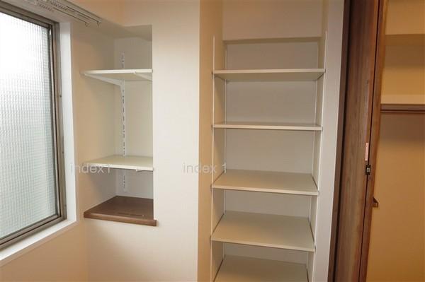 Non-living room. Western-style plug the light