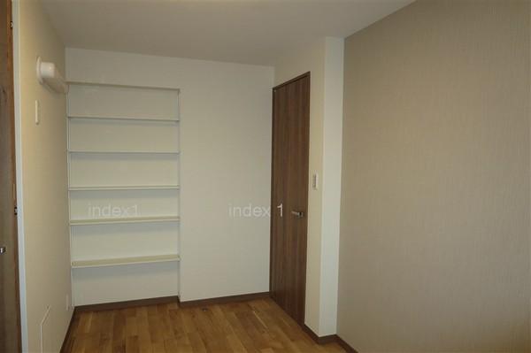 Receipt. Spacious Western-style storage space