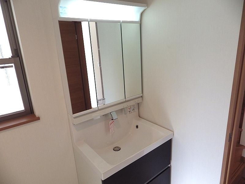 Wash basin, toilet. Indoor (September 2013) Shooting