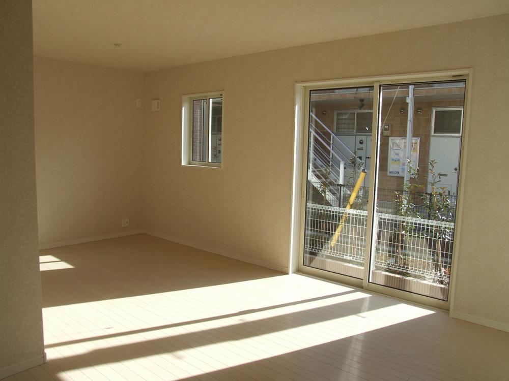 Living. Is a positive per good on the first floor LDK south-facing! 