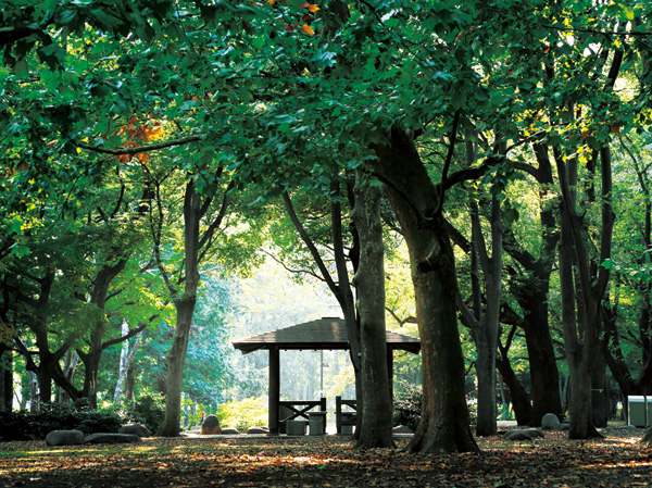Surrounding environment. Roka Hisashiharuen (13 mins ・ About 1030m) literary master ・ Large-scale park Tokutomi Roka has been developed on the basis of the land, who spent the latter half of life. It boasts about 80,000 sq m.