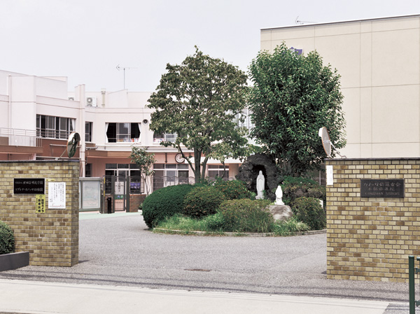 Surrounding environment. Madalena ・ Canossa kindergarten (7 min walk ・ About 530m) vertical split class system is a feature of all ages mixing. It is education to encourage voluntary self-formation of children.