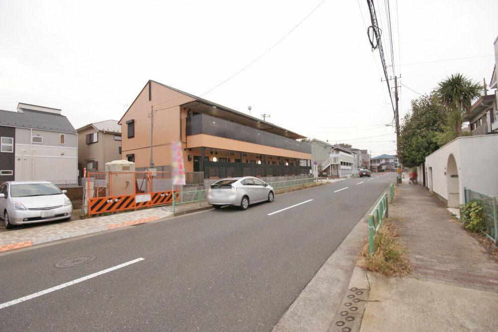 Local photos, including front road. Front road spacious 11m. And out of your car is a breeze. 