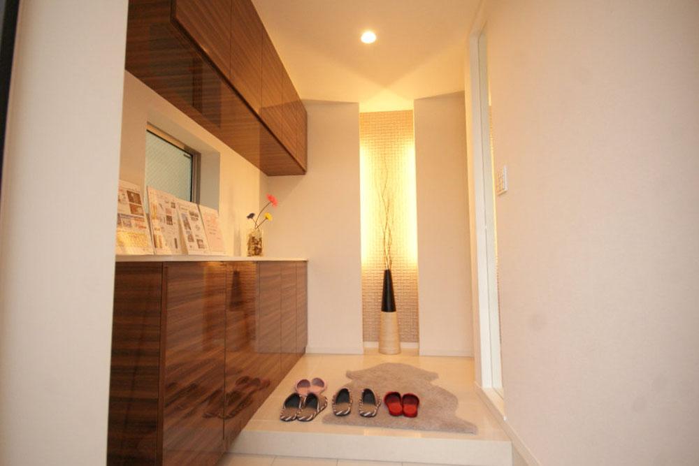 Entrance. Spacious entrance. It will be stylish finish. 