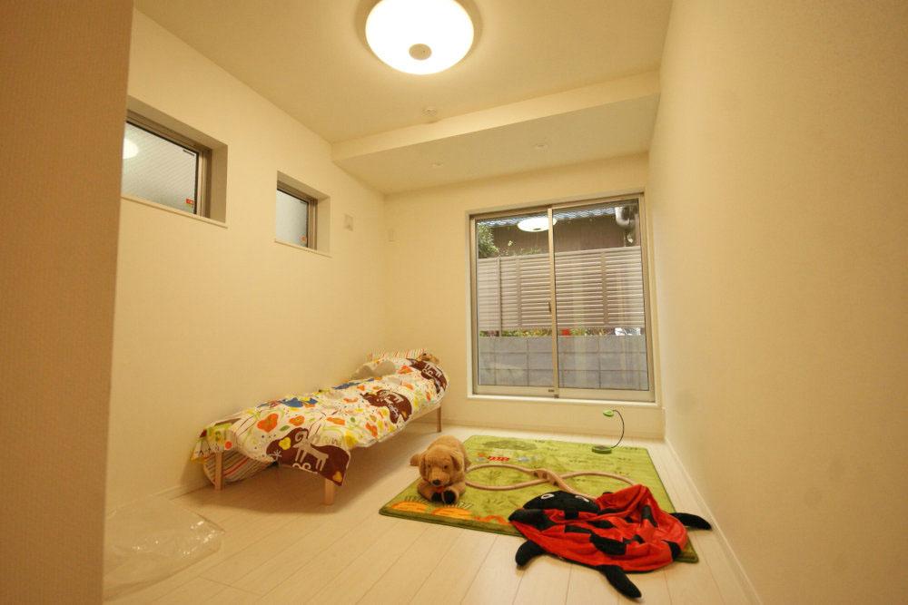 Non-living room. It will be the main bedroom. It will be with a walk-in closet. 