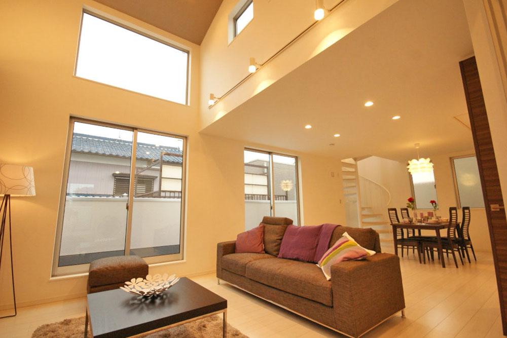 Living. A vaulted ceiling living. Day is good. 