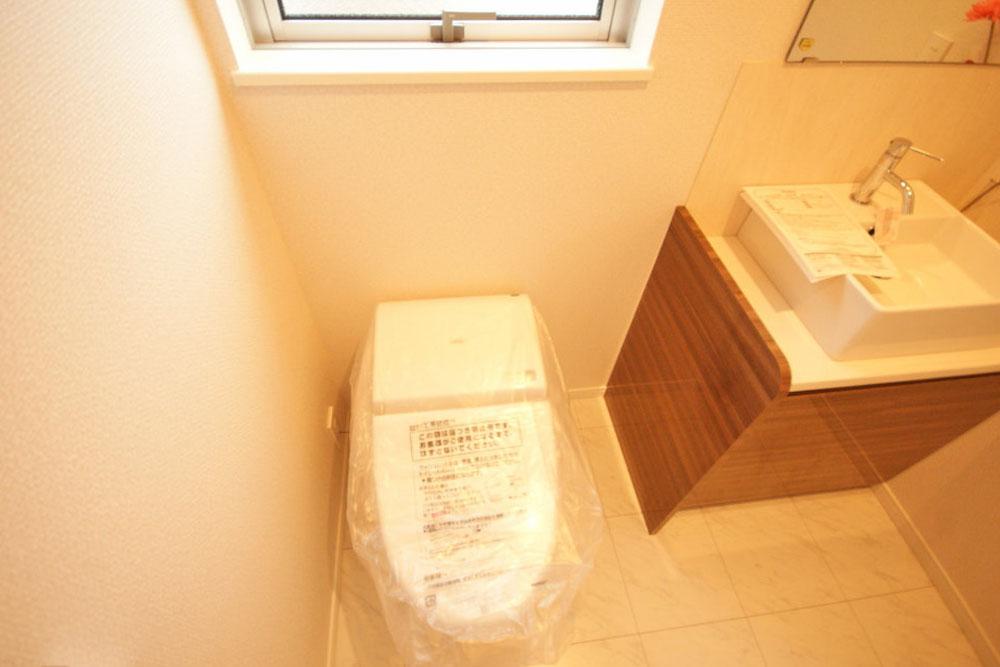 Toilet. It will shower toilet. It will washbasin. 