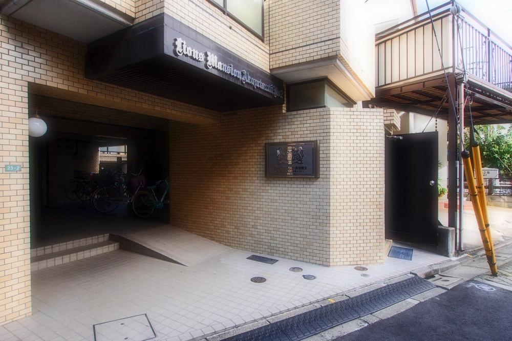 Entrance. Common areas