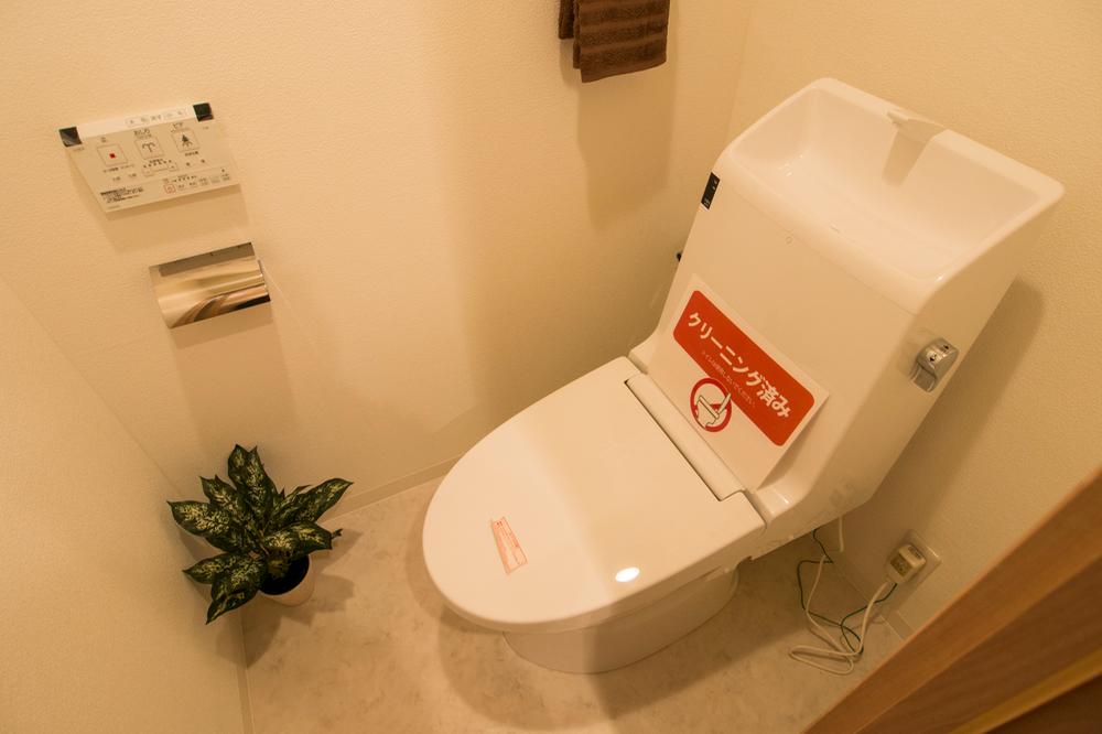 Toilet. Indoor (11 May 2013) Shooting