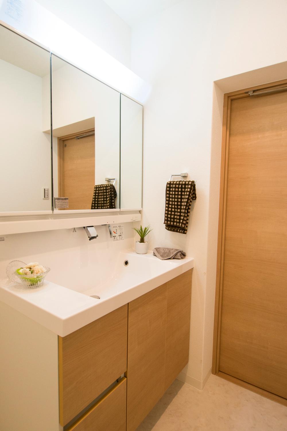 Wash basin, toilet. Indoor (11 May 2013) Shooting