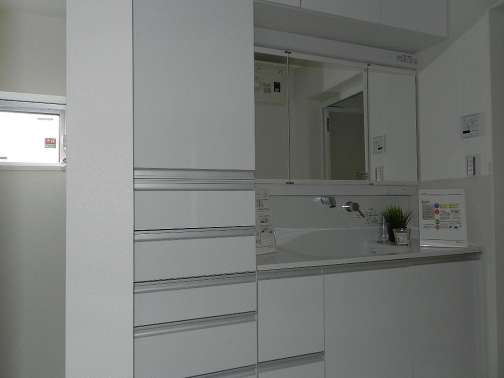 Wash basin, toilet. Indoor (12 May 2013) Shooting