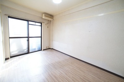 Living and room. Good bright room per yang ☆