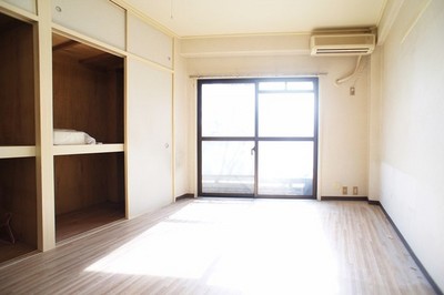 Living and room. It is a good room with ventilation ☆