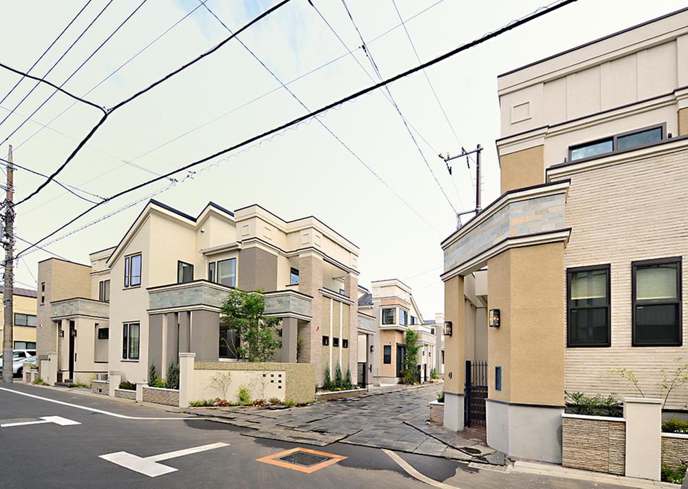 Local photos, including front road. Taking advantage of the texture of natural stone, Also, Urban mansion a combination of the horizontal line and a vertical line <1 ・ 2 ・ 18 Building (2013 November shooting>