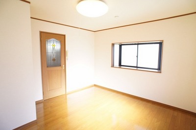 Living and room. Good bright room per yang ☆
